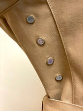 Load image into Gallery viewer, Mackintosh women's tan raincoat's vents.