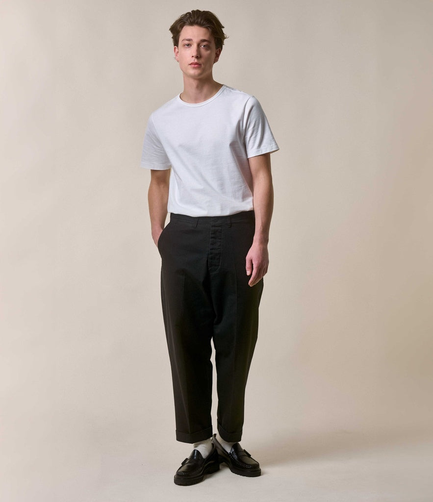 Model wearing Merz B. Schwanen Loop Wheel Tee in White.
