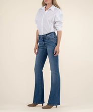 Load image into Gallery viewer, Model wearing Kut From The Kloth - NATALIE BOOTCUT KP258MI1 in Studious.
