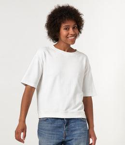 Model wearing Merz B. Schwanen - Good Basics SS Sweatshirt in white.