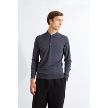 Load image into Gallery viewer, Model wearing John Smedley - Bradwell L/S Shirt in Charcoal.
